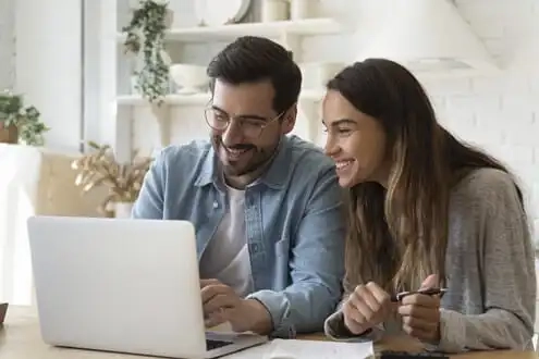 niche-accounts-happy-young-couple-paying-bills-online-in-computer.jpg