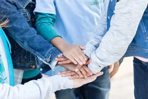daf-teamwork-handshake.jpg